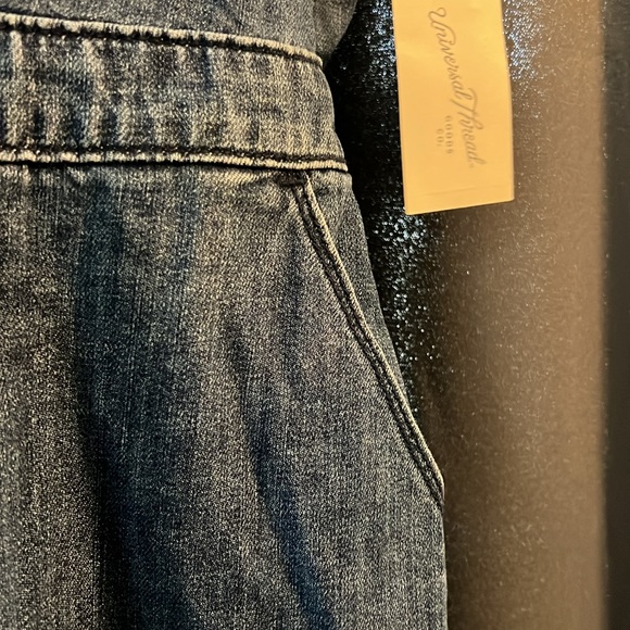 Universal Thread goods co. - Picture 3 of 5